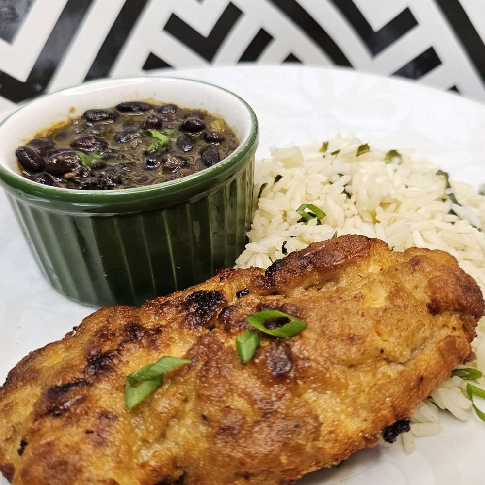 frango crispy, feijão preto c legumes e arroz