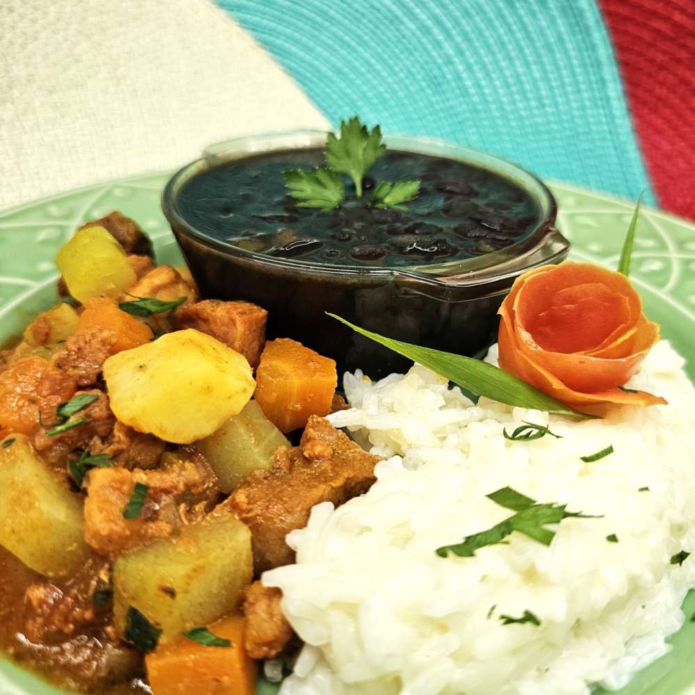 picado de carnes, arroz agulinha e feijão preto