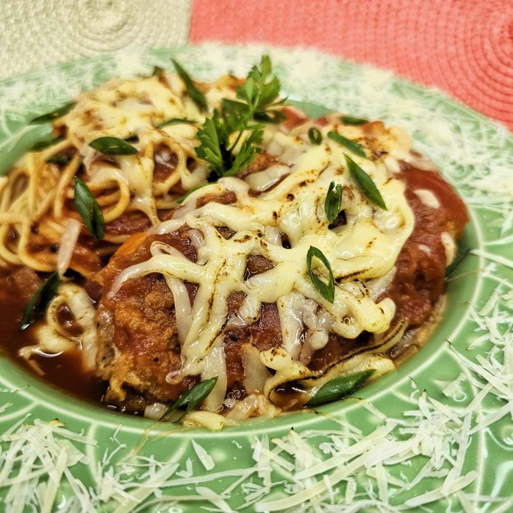 parmegiana de frango ao espaguete