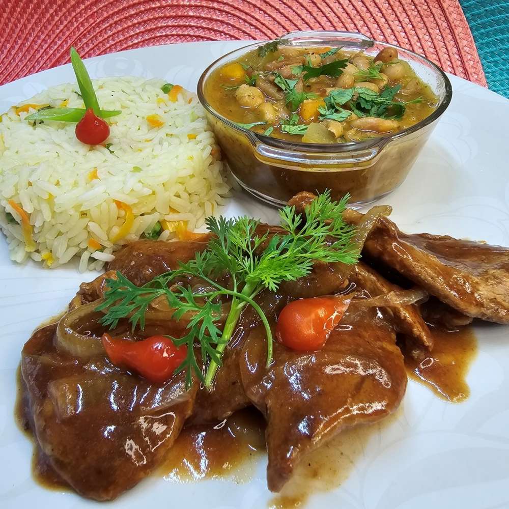 filé mignon suíno ao BBQ, arroz c/ brocolis e feijão carioca