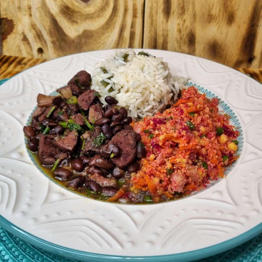 feijoada da nice, arroz com cenoura e couve, farofa de milho