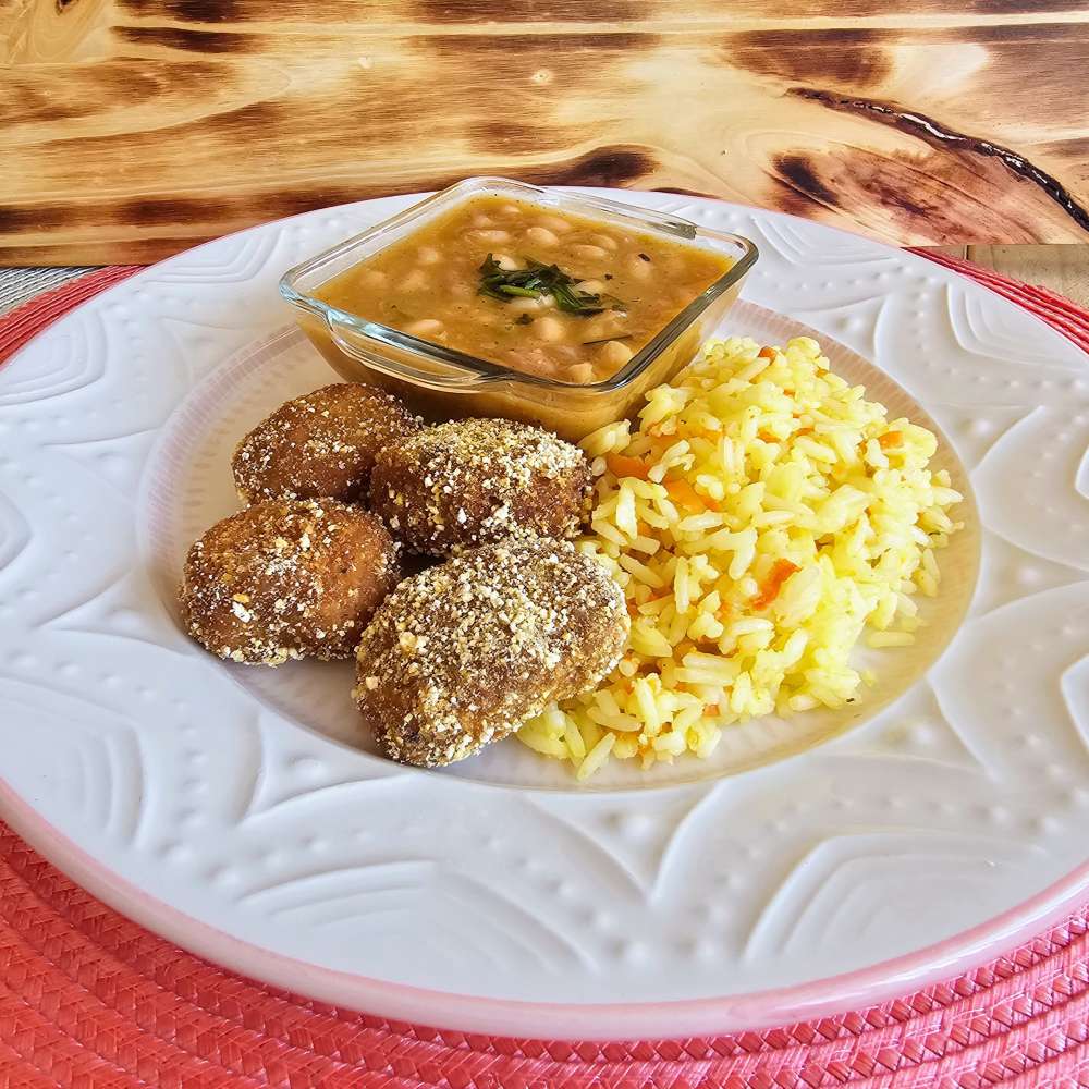 nuggets de frango, arroz c/ cenoura e feijão carioquinha