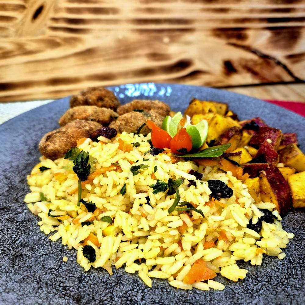 nuggets de frango, batatas rústicas e arroz a grega