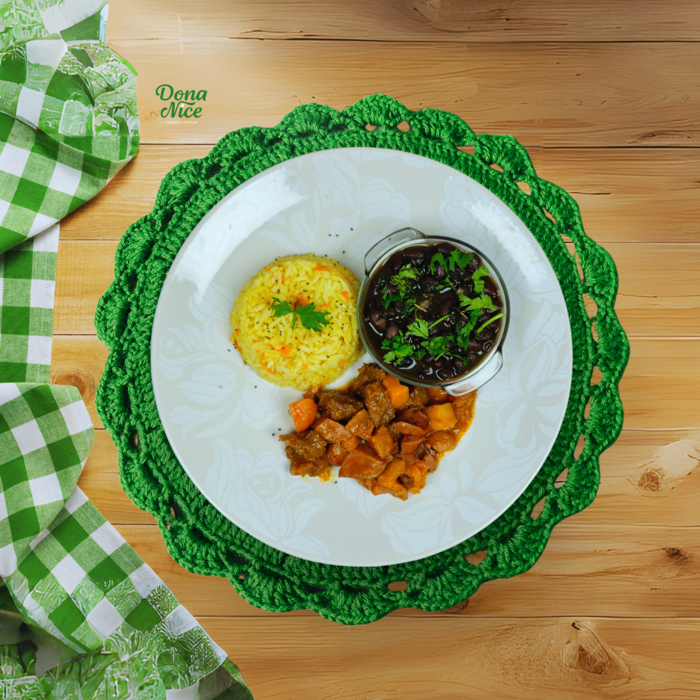 guizado de carnes, arroz c/ cenoura e feijão preto